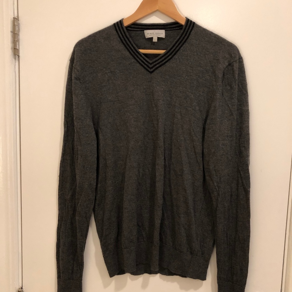NEIMAN MARCUS CASHMERE V-NECK SWEATER